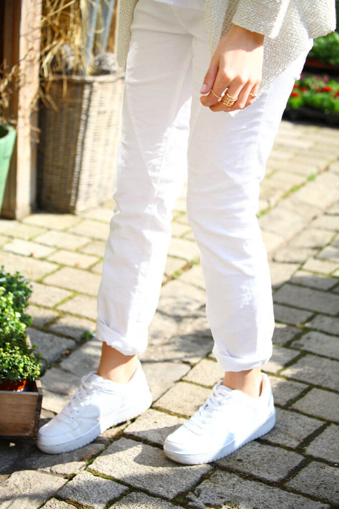 Weiße Hose und Weiße Schuhe